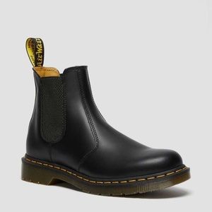 NWOT/EUC Dr. Martens 2976 Yellow Stitch Unisex Chelsea Boot